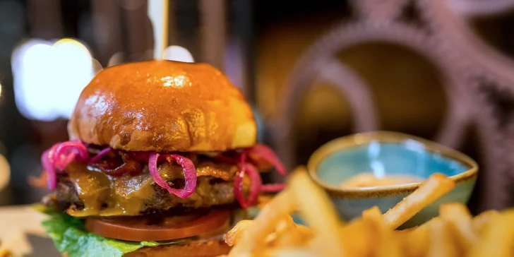 Burger s hranolčekmi a omáčkou podľa vlastného výberu v pivárni v srdci Košíc