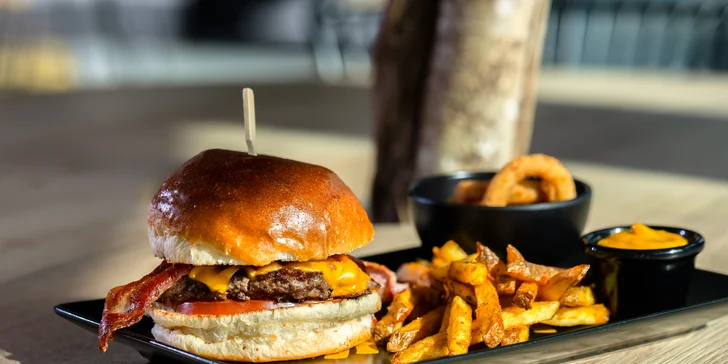 Legendárny KONN Burger s hranolčekmi a cibuľovými krúžkami