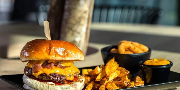 Legendárny KONN Burger s hranolčekmi a cibuľovými krúžkami