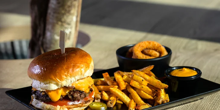 Legendárny KONN Burger s hranolčekmi a cibuľovými krúžkami