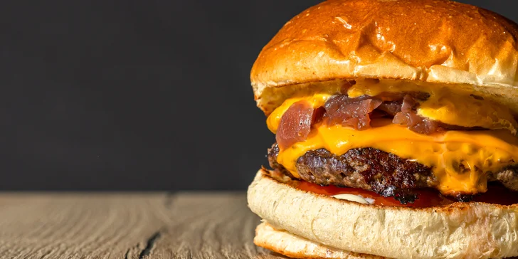 Legendárny KONN Burger s hranolčekmi a cibuľovými krúžkami