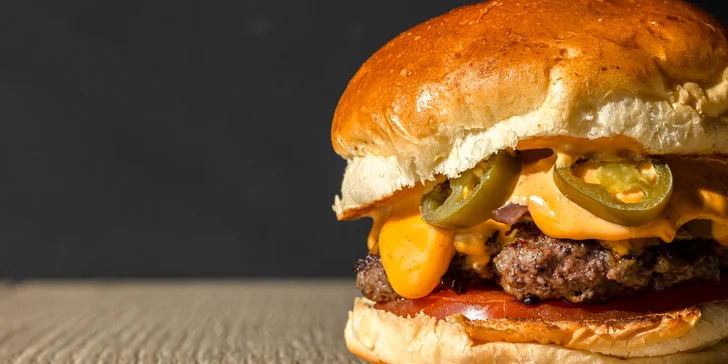 Legendárny KONN Burger s hranolčekmi a cibuľovými krúžkami