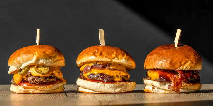 Legendárny KONN Burger s hranolčekmi a cibuľovými krúžkami