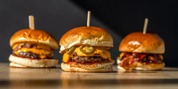 Legendárny KONN Burger s hranolčekmi a cibuľovými krúžkami
