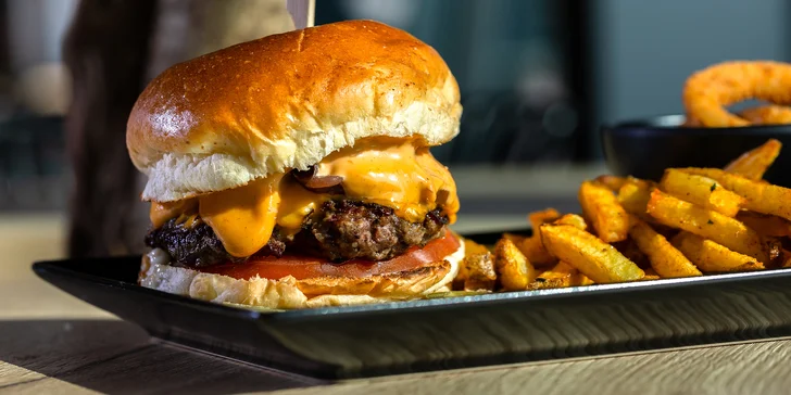 Legendárny KONN Burger s hranolčekmi a cibuľovými krúžkami