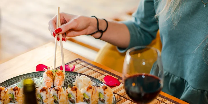 Japonské špeciality v SUSHINAMI: Poke bowl, sushi, Tom Kha Gai či Katsu