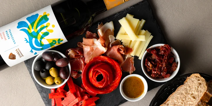 Víno či Prosecco a Tapas doska plná syra, Choriza a ďalších chuťoviek