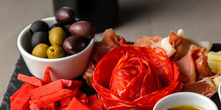 Víno či Prosecco a Tapas doska plná syra, Choriza a ďalších chuťoviek