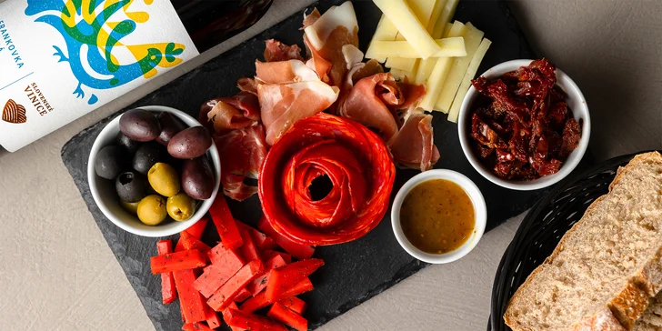 Víno či Prosecco a Tapas doska plná syra, Choriza a ďalších chuťoviek