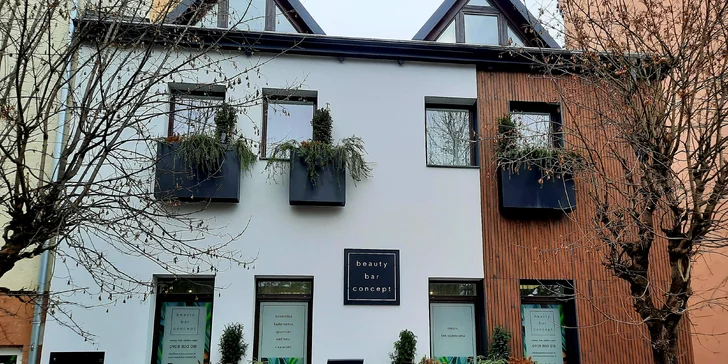 Regeneračné vlasové terapie pre kučeravé, blond alebo poškodené vlasy v beauty bar concept