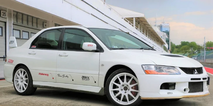 Adrenalínová jazda na DRX RING v Piešťanoch: Vyber si luxusné auto a dupni na plyn