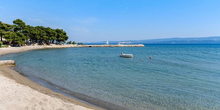 Letný pobyt plný kúpania sa v mori: apartmány 9 min chôdzou od pláže, 30 min autom od Splitu