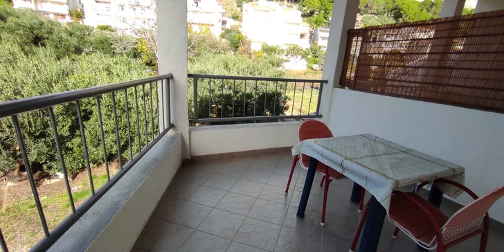Letný pobyt plný kúpania sa v mori: apartmány 9 min chôdzou od pláže, 30 min autom od Splitu