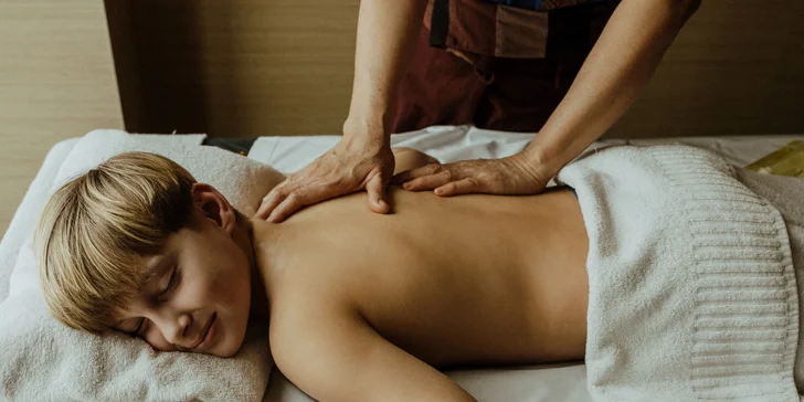 Thajská masáž horúcimi bylinnými vreckami, detská masáž i lávové kamene