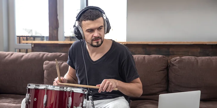 Notissimo Academy: Online videokurzy hry na gitaru, klavír, bicie či akordeón