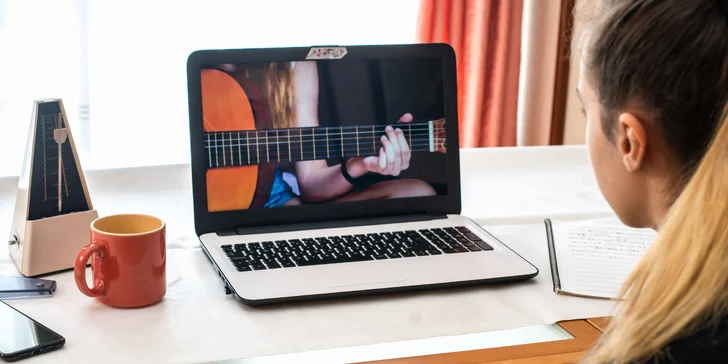 Notissimo Academy: Online videokurzy hry na gitaru, klavír, bicie či akordeón