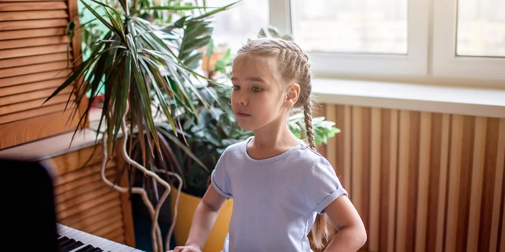 Notissimo Academy: Online videokurzy hry na gitaru, klavír, bicie či akordeón