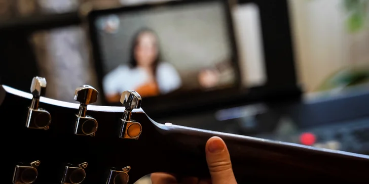 Notissimo Academy: Online videokurzy hry na gitaru, klavír, bicie či akordeón