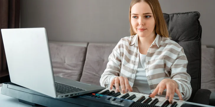 Notissimo Academy: Online videokurzy hry na gitaru, klavír, bicie či akordeón