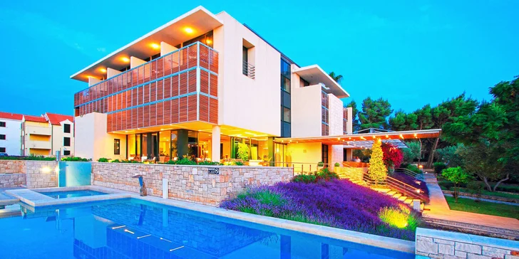 Dovolenka na Brači: 4* hotel pri pláži, balkón alebo terasa a raňajky v cene, dieťa do 11,9 rokov zdarma