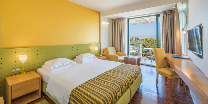 Dovolenka na Brači: 4* hotel pri pláži, balkón alebo terasa a raňajky v cene, dieťa do 11,9 rokov zdarma
