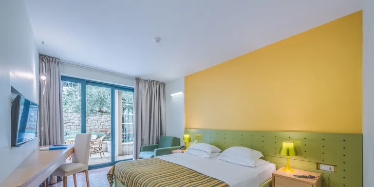 Dovolenka na Brači: 4* hotel pri pláži, balkón alebo terasa a raňajky v cene, dieťa do 11,9 rokov zdarma
