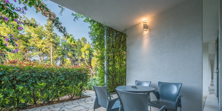 Dovolenka na Brači: 4* hotel pri pláži, balkón alebo terasa a raňajky v cene, dieťa do 11,9 rokov zdarma