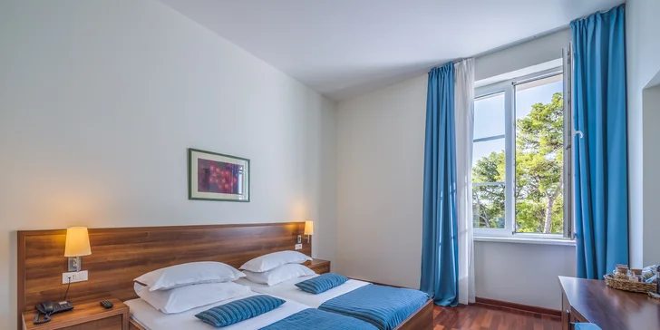 Dovolenka na Brači: 4* hotel pri pláži, balkón alebo terasa a raňajky v cene, dieťa do 11,9 rokov zdarma