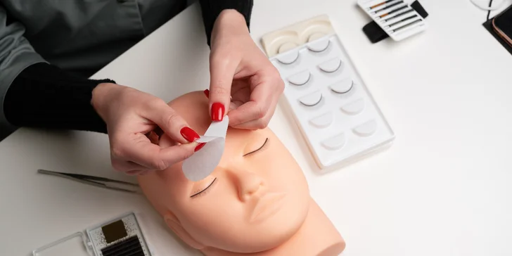 Profesionálne kurzy predlžovania mihalníc pre začiatočníkov i pokročilých v salóne London beauty