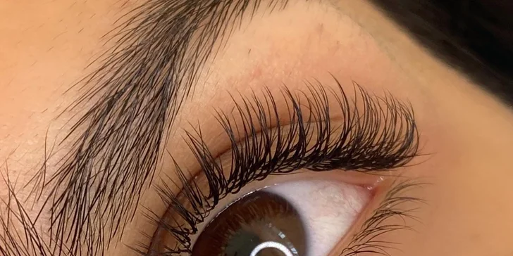 Profesionálne kurzy predlžovania mihalníc pre začiatočníkov i pokročilých v salóne London beauty