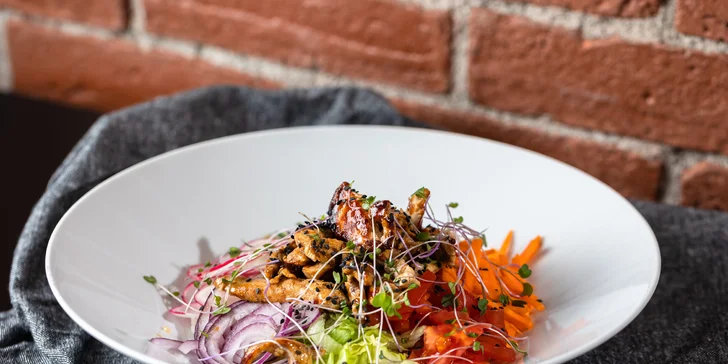 5 druhov chrumkavej pizze, teriyaki bowl s kuracím mäsom alebo tofu či šťavnatý burger s domácimi hranolčekmi