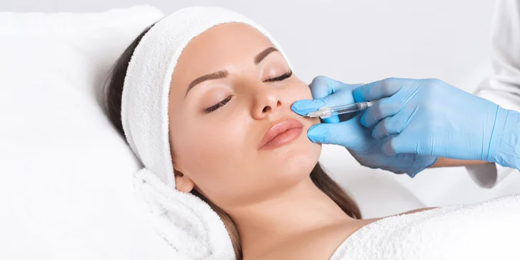 Omladzujúci botox alebo kyselina hyalurónová pre zvodné pery