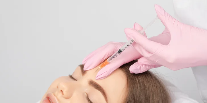 Omladzujúci botox alebo kyselina hyalurónová pre zvodné pery