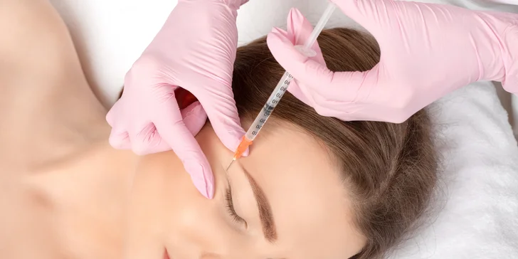 Omladzujúci botox alebo kyselina hyalurónová pre zvodné pery