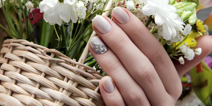 Gélové nechty (nové i dorábka) alebo denné či večerné líčenie vo Verka Lendy Nails