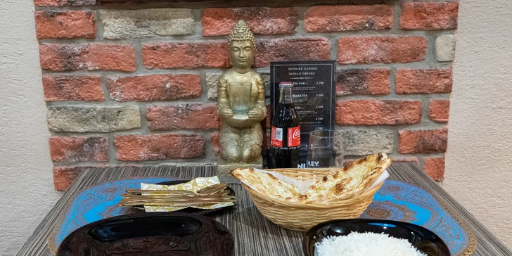 Ochutnajte indickú klasiku: Paneer alebo Chicken Tikka Masala, cesnakový naan, ryža a nápoj