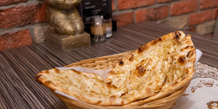 Ochutnajte indickú klasiku: Paneer alebo Chicken Tikka Masala, cesnakový naan, ryža a nápoj