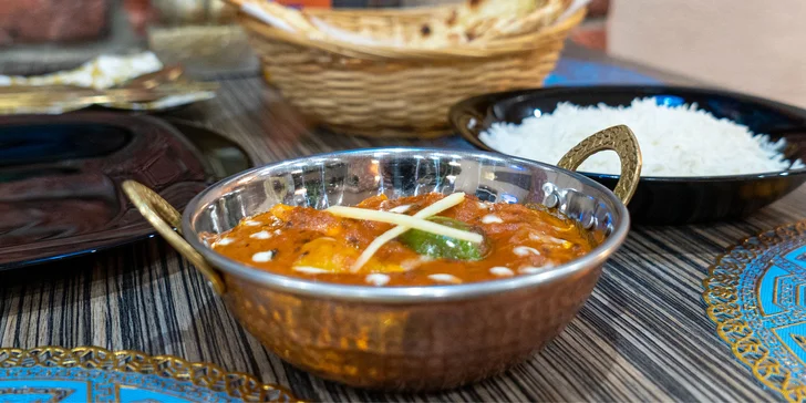 Ochutnajte indickú klasiku: Paneer alebo Chicken Tikka Masala, cesnakový naan, ryža a nápoj