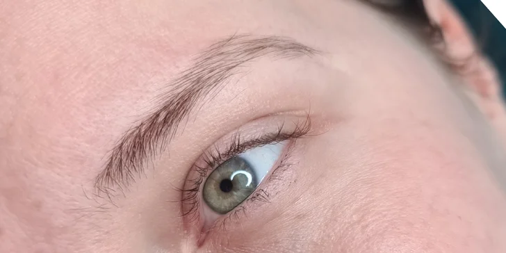 Úprava obočia a rias: Farbenie Hennou, laminácia či Lash lift