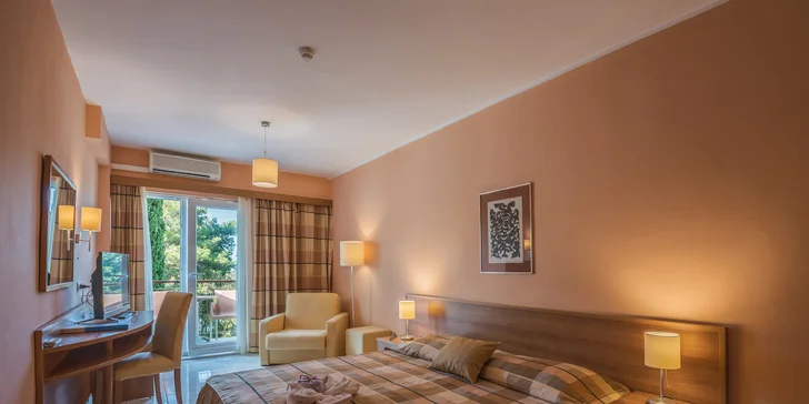 Relax na Brači: 3* hotel pri pláži, raňajky, bazén, detské ihrisko