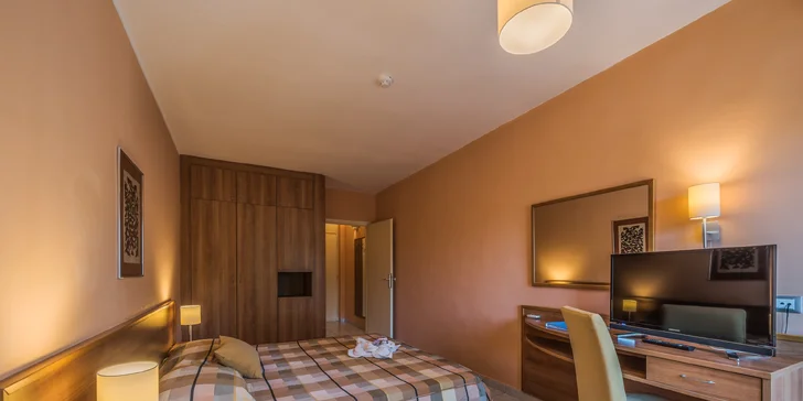 Relax na Brači: 3* hotel pri pláži, raňajky, bazén, detské ihrisko