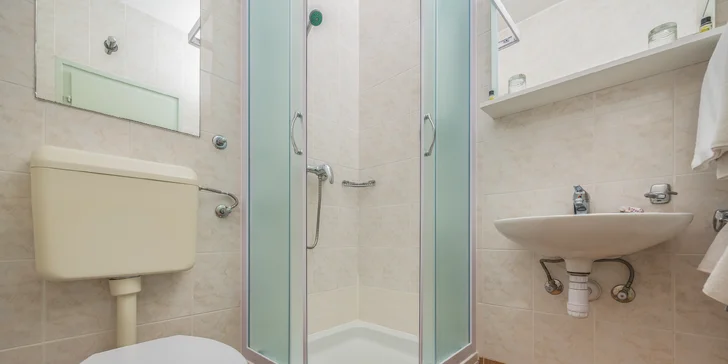 Relax na Brači: 3* hotel pri pláži, raňajky, bazén, detské ihrisko