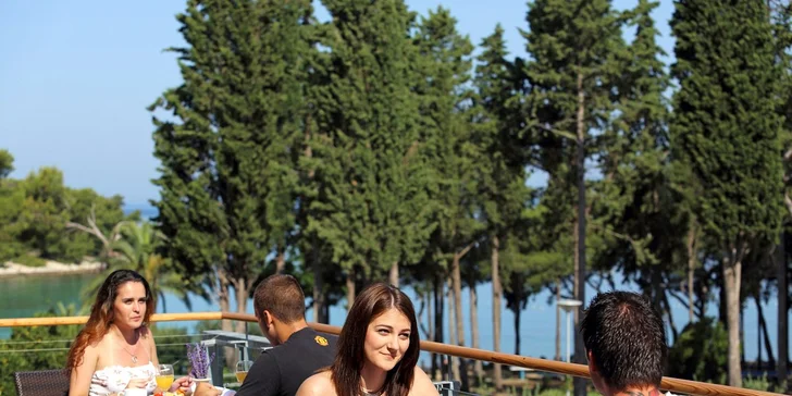Relax na Brači: 3* hotel pri pláži, raňajky, bazén, detské ihrisko