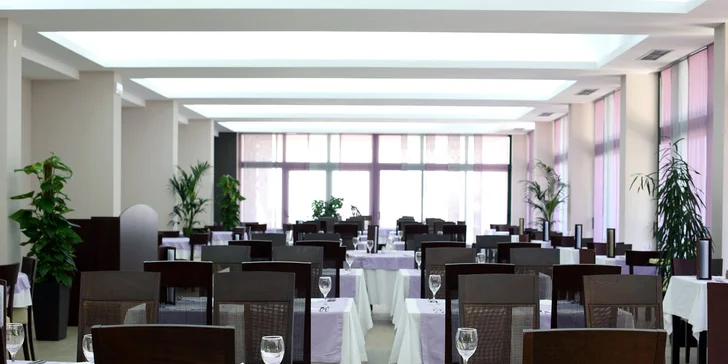 Relax na Brači: 3* hotel pri pláži, raňajky, bazén, detské ihrisko