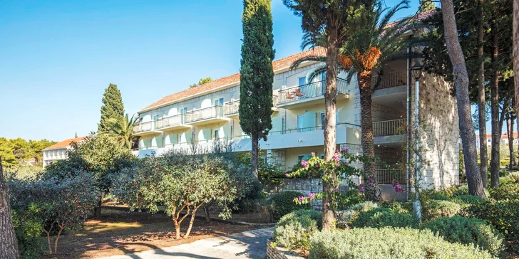 Relax na Brači: 3* hotel pri pláži, raňajky, bazén, detské ihrisko
