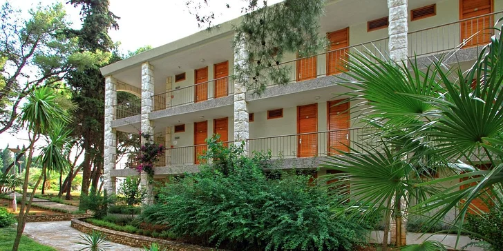 Relax na Brači: 3* hotel pri pláži, raňajky, bazén, detské ihrisko