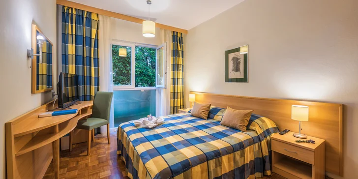 Relax na Brači: 3* hotel pri pláži, raňajky, bazén, detské ihrisko