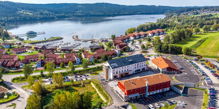 Objavte juhočeské more: polpenzia, vstupenky do vodného sveta aj na chodník korunami stromov