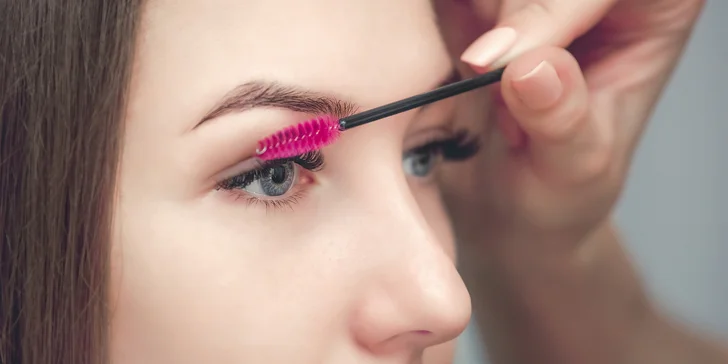 Úprava obočia a rias: Farbenie Hennou, laminácia či Lash lift