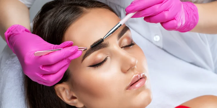Úprava obočia a rias: Farbenie Hennou, laminácia či Lash lift